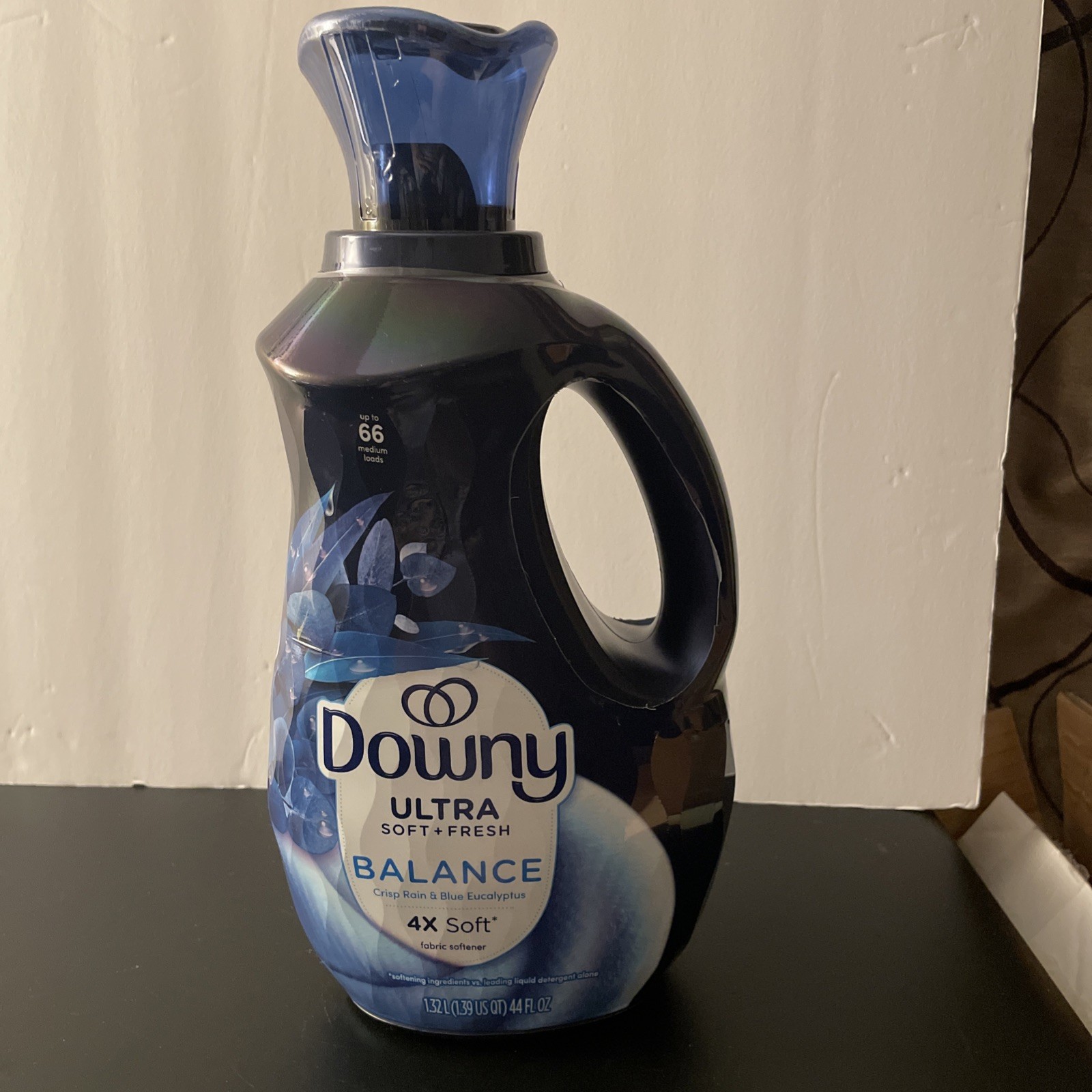 Downy Ultra Soft & Fresh Crisp Rain & Blue Eucalyptus Liquid Fabric Softener 1L