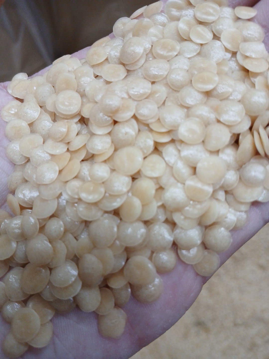 Made In USA – BULK 30 Lb. Off White Color Case of Laundry Scent Beads – Vanilla