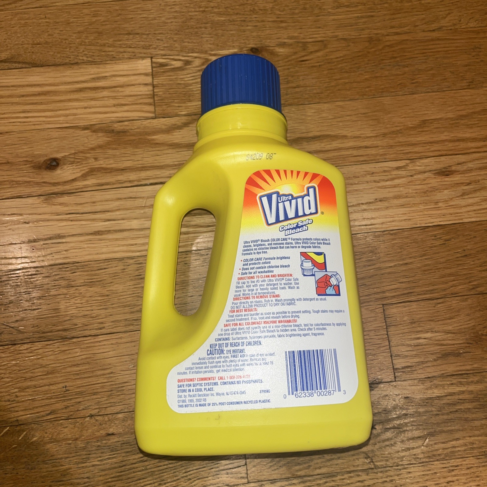 VINTAGE Vivid Color Safe Bleach / 50 fl oz Bottle Prop Collectors 2002